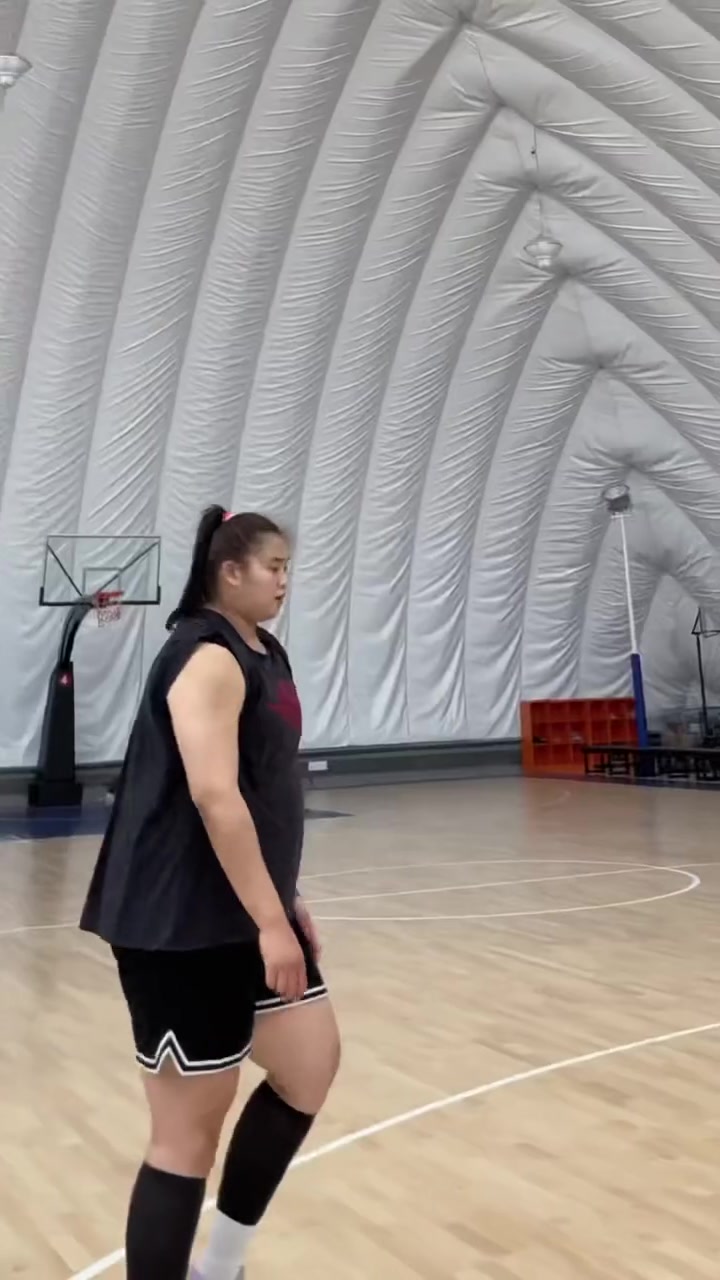 嚯，好魁梧！大寶貝劉禹彤背打你，你能頂住嗎？